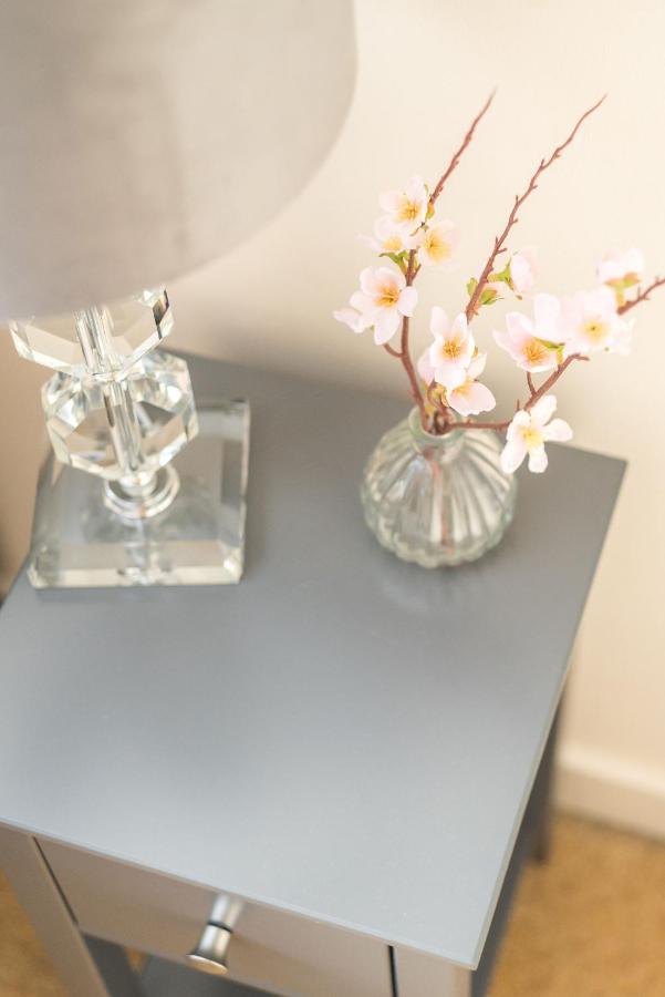 Elegant 2 Bedroom City Centre Apartment - Free Parking - Private Balcony Εδιμβούργο Εξωτερικό φωτογραφία